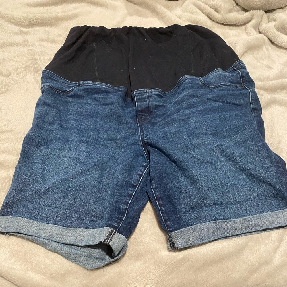 Ingrid and Isabell maternity Bermuda shorts
